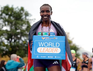 Celebración de Agnes Jebet Ngetich tras ganar en el Medio Maratón Valencia Trinidad Alfonso.