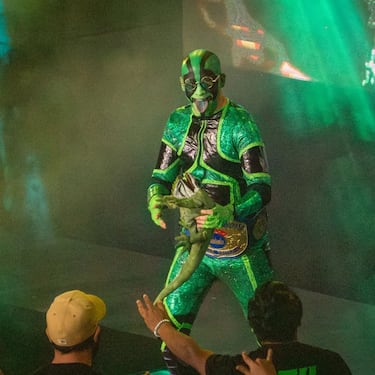 De comunicólogo a estrella de la WWE: el luchador mexicano que ha revolucionado al público y al dueño de la compañía de lucha libre