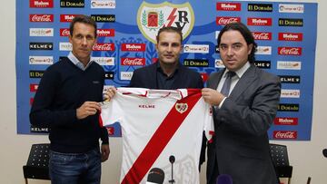 Rubén Baraja, junto a Planes y Martín Presa, fue presentado como nuevo entrenador del Rayo Vallecano.