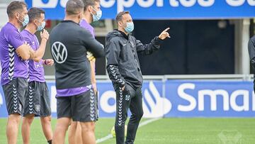 Fran Fernández da indicaciones durante el último entrenamiento del Tenerife.