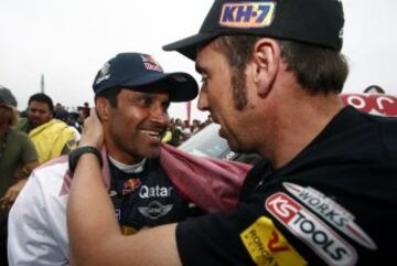 El piloto catarí Nasser Al-Attiyah es felicitado por el piloto de motos, el español Marc Coma, tras cruzar la línea de meta y ganar el Dakar 2015 hoy, sábado 17 de enero de 2015, entre las localidades de Rosario y Buenos Aires, Argentina. El Dakar 2015 finalizó hoy tras disputarse desde el 3 y el 17 de enero entre Argentina, Chile y Bolivia.