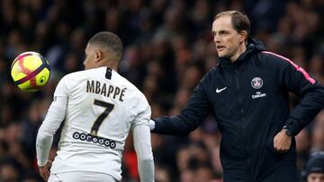 Tuchel da instrucciones a Mbappé.