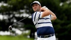 Jon Rahm golpea una bola durante la primera jornada del World Golf Championships-Bridgestone Invitational en el Firestone Country Club South Course de Akron, Ohio.