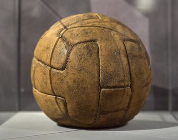 Balón de fútbol de los años 40 con cuerdas.

