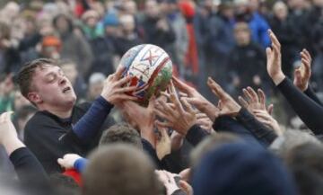 En Ashbourne se celebra todos los años el tradicional partido de fútbol medieval inglés en el que la mitad del pueblo intenta llevar el balón (relleno de corcho para poder flotar) hasta el molino del equipo rival para anotar. Sólo una persona tiene el privilegio de marcar por cada equipo. 