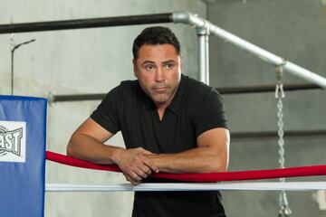 Se alió con la discográfica EMI y lanzó Oscar de la Hoya. El impacto fue tal que incluso el pugilista fue nominado al Grammy, aunque finalmente Shakira se alzó con el triunfo.