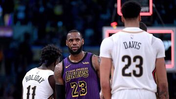 LOS ANGELES, CALIFORNIA - DECEMBER 21: LeBron James #23 of the Los Angeles Lakers reacts in front of Anthony Davis #23 of the New Orleans Pelicans after a 112-104 Laker win at Staples Center on December 21, 2018 in Los Angeles, California. NOTE TO USER: User expressly acknowledges and agrees that, by downloading and or using this photograph, User is consenting to the terms and conditions of the Getty Images License Agreement. Harry How/Getty Images/AFP
== FOR NEWSPAPERS, INTERNET, TELCOS & TELEVISION USE ONLY ==