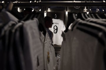 Venta de la camiseta de MBappé con el Real Madrid.