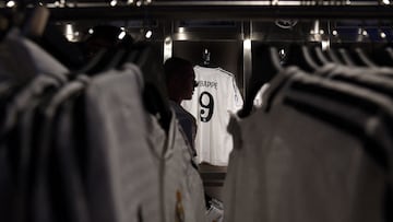 Venta de la camiseta de MBappé con el Real Madrid.