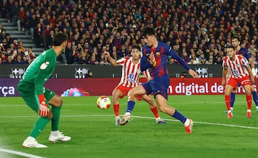 1-0. Fermín López saca en corto un córner para Lamine Yamal. El dorsal 10 encara y se va de Ademola Lookman, llega a la línea de fondo y termina con un pase de la muerte que llega a 
Marc Bernal que anota a placer.