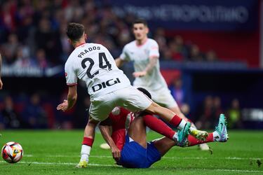 El conjunto bilbaíno consiguió la victoria en el Metropolitano gracias a un gol de penalti que transformó Berenguer. La acción vino gracias a una durísima entrada de Reinildo sobre Prados. Los jugadores del Athletic reclamaron que el VAR no expulsase a Reinildo por la entrada. 