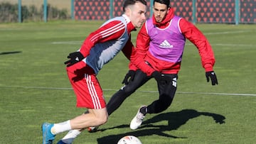 &Aacute;lex L&oacute;pez trata de zafarse de Mart&iacute;n Calder&oacute;n durante un entrenamiento del Mirand&eacute;s.