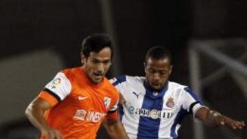 El defensa brasileño del Espanyol Sidnei Rechel da Silva Júnior y el delantero paraguayo del Málaga Roque Santa Cruz luchan por el balón durante el partido correspondiente a la undécima jornada de Liga de Primera División que han disputado hoy en el estadio Cornellá-El Prat (Barcelona).