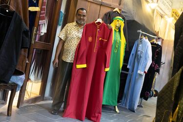 La chilaba de La Roja, entre otros miles de productos, se venden en el zoco de Doha, repleto de hinchas de todos los equipos durante el Mundial.