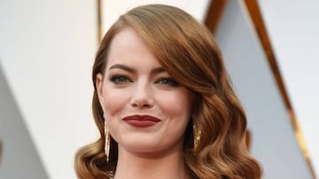 Emma Stone, nominada al Oscar como mejor actriz protagonista por La La Land, a su llegada a la alfombra roja de la ceremonia en el Dolby Theatre de Los Ángeles