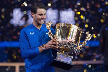 Rafa Nadal con el trofeo.