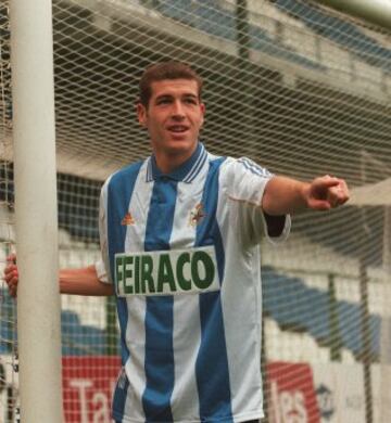 Otro lateral izquierdo que vivió un camino inverso. Canterano del Logroñés, el Valencia le fichó en 1994, donde estuvo a punto de ganar una Liga, en 1995-96, aunque al final acabó subcampeón. Tras un año en el Mallorca, fichó por el Depor, donde estuvo siete temporadas. Allí ganó una Liga, una Copa y dos Supercopas.