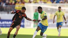 SANTA CLARA, CALIFORNIA - JULY 02: Daniel Mu�oz of Colombia defends against Vinicius Junior of Brazil during the CONMEBOL Copa America 2024 Group D match between Brazil and Colombia at Levi's Stadium on July 02, 2024 in Santa Clara, California.   Ezra Shaw/Getty Images/AFP (Photo by EZRA SHAW / GETTY IMAGES NORTH AMERICA / Getty Images via AFP)