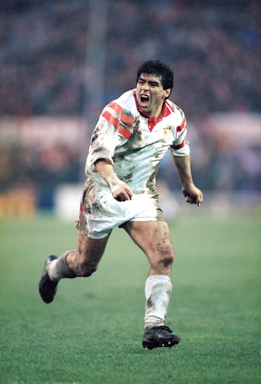 El astro argentino vistió la camiseta del Barcelona dos temporadas entre 1982 y 1984. Tras pasar por el Napoli llegó al Sevilla para jugar la temporada 1992-93.
 