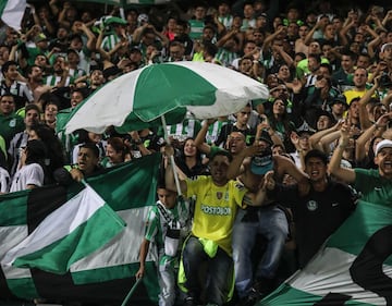 Atlético Nacional venció 5-1 a Deportivo Cali por el partido de vuelta de la final de la Liga Águila, remontó la serie y se consagró campeón. Título número 16 para el equipo antioqueño y celebración en el Atanasio Girardot.