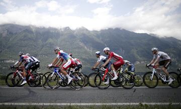 Pierre-Luc Perichon, del equipo Cofidis, Fabien Doubey, del equipo Total Energies, y otros corredores del pelotón.
