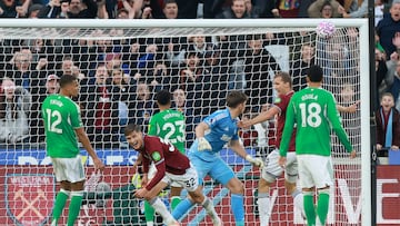 LONDON (United Kingdom), 02/11/2025.- Freddie Potts (C) of West Ham celebrates a goal which was disallowed following a VAR check during the English Premier League match between West Ham United and Newcastle United, in London, Britain, 02 November 2025. (Reino Unido, Londres) EFE/EPA/NEIL HALL EDITORIAL USE ONLY. No use with unauthorized audio, video, data, fixture lists, club/league logos, 'live' services or NFTs. Online in-match use limited to 120 images, no video emulation. No use in betting, games or single club/league/player publications.