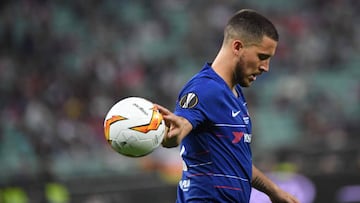 Chelsea's Belgian midfielder Eden Hazard throws the ball during the UEFA Europa League final football match between Chelsea FC and Arsenal FC at the Baku Olympic Stadium in Baku, Azerbaijian, on May 29, 2019. (Photo by Kirill KUDRYAVTSEV / AFP)