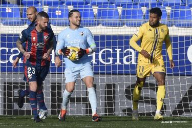 El Huesca sale del descenso esta jornada y todo lo debe al gran acierto de su meta. Álvaro Fernández fue un auténtico muro, con cuatro paradas clave y un despeje por alto, para dejar la portería a cero.