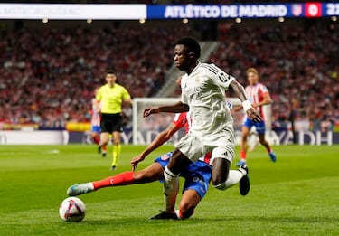 El atacante brasileño busca el balón ante la barrida de Molina.