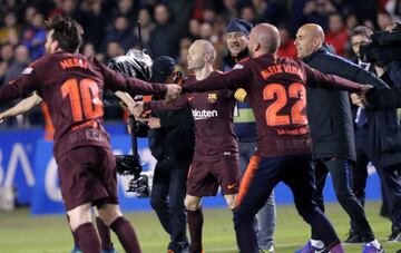 Los jugadores del Barcelona celebraron el título de Liga en el césped de Riazor