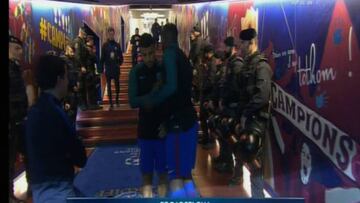 Los mossos d&acute;esquadra en el t&uacute;nel de vestuario junto a los jugadores del Bar&ccedil;a.