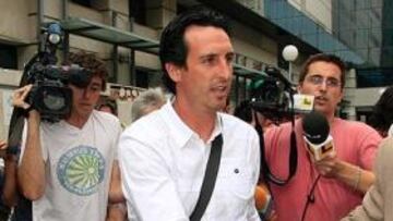 <b>PRIMER DÍA. </b>Unai Emery acudió a las oficinas del Valencia para recibir las explicaciones de los nuevos gestores de la entidad.