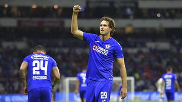 Santiago Giménez festeja un gol con Cruz Azul