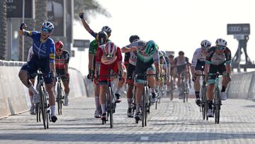 Sam Bennett celebra su victoria en la sexta etapa del UAE Tour con final en Palm Jumeirah.