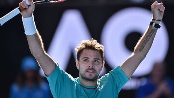 El tenista suizo Stanislas Wawrinka celebra su victoria ante el franc&eacute;s Jo-Wilfried Tsonga durante el encuentro de cuartos de final del Australian Open.