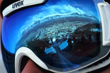 El Polaco Dawid Kubacki se dispone a saltar, durante una sesión de entrenamiento previa al Torneo de las Cuatro
Colinas de saltos de esquí, cuando un fotógrafo toma un primer plano de su cara. En la pantalla de sus gafas se refleja,
además del propio trampolín, una vista general de Innsbruck (Austria), con la imponente cordillera Nordkette al fondo.
 