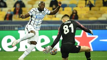 Shakhtar Donetsk's Ukrainian goalkeeper Anatolii Trubin (R) makes a save from an attemp at goal from Inter Milan's Belgian forward Romelu Lukaku (L) during the UEFA Champions League football match between Shakhtar Donetsk and Inter Milan at the