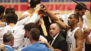 UNA PIÑA. Los jugadores del Real Madrid, con el técnico Pablo Laso en el centro de la imagen, se conjuran antes de un partido.