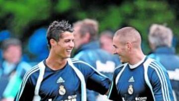 <b>DOBLE DEBUT GALÁCTICO. </b>Cristiano y Benzema centrarán esta noche las miradas en el Bernabéu.