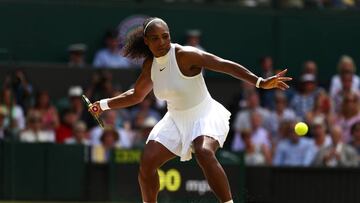 Serena Williams devuelve una bola a Elena Vesnina durante la primera semifinal de Wimbledon.