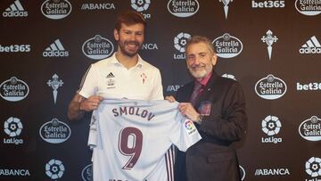 Fedor Smolov posa junto a Carlos Mouri&ntilde;o con la camiseta del Celta.