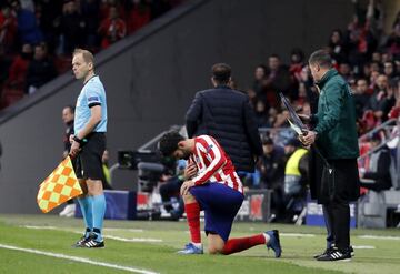 Diego Costa antes de salir al terreno de juego tras 100 días de baja por lesión. 