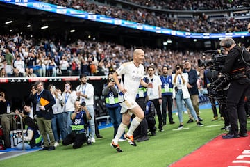 Zinedine Zidane sali車 vestido de corto, entre aplausos y gritos de j迆bilo, al c谷sped del Santiago Bernab谷u.
