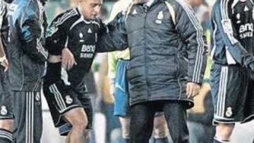 <b>LESIONADO. </b>Roberto Carlos tuvo que retirarse del césped en el minuto 12 del partido que el Madrid jugó el pasado jueves en Sevilla.