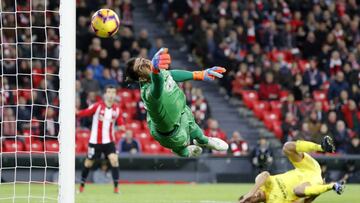 Iraizoz realizando una parada a disparo de Aduriz