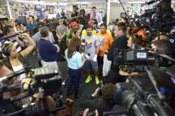 El boxeador filipino y campeón mundial en ocho divisiones Manny Pacquiao entrena frente periodistas, en el club de boxeo Wild Card, en Hollywood, California (EE.UU.). Pacquiao se enfrentará a Floyd Mayweather Jr. en una pelea por el título mundial unificado peso welter, en Las Vegas, el próximo 2 de mayo.