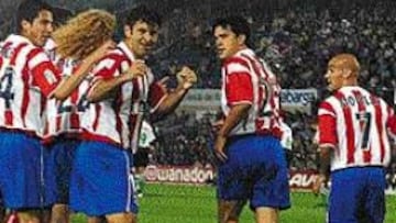 <B>ESTRELLA</B>. Javi Moreno es felicitado por Jorge, Coloccini, Contra y Movilla después de conseguir su primer gol en una de sus grandes noches.