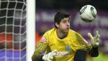 <b>SEGURO. </b>Courtois atrapa un balón con el Genk.