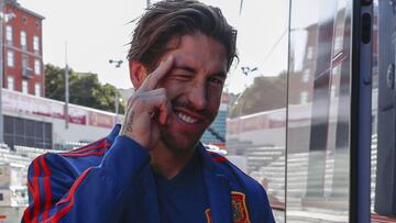 Sergio Ramos saluda al llegar a Holanda.