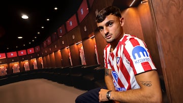 MADRID, 25/07/2025.- El lateral derecho y campeón olímpico español Marc Pubill este viernes durante su presentación como nuevo jugador del Atlético de Madrid tras superar el miércoles el reconocimiento médico. Pubill firmó un contrato por cinco temporadas, hasta el 30 de junio de 2030, tras el acuerdo alcanzado el martes para su traspaso desde el Almería, según informó su nuevo club en un comunicado. EFE/ Atlético de Madrid SÓLO USO EDITORIAL / SÓLO DISPONIBLE PARA ILUSTRAR LA NOTICIA QUE ACOMPAÑA (CRÉDITO OBLIGATORIO)